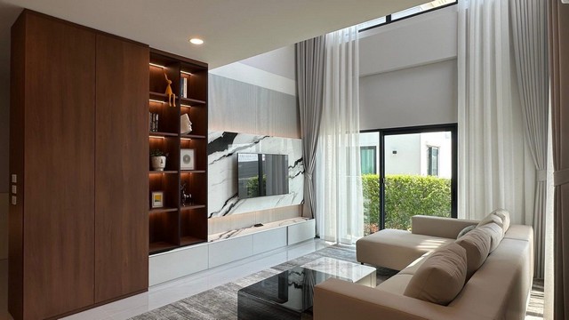 LV53390 ให้เช่า บ้านเดี่ยว เดอะ ซิตี้ บางนา The City Bangna บ้านเดี่ยวบางนา กม.7 (ทิศใต้) ติด Mega บางนาราคาเช่า : 165,000 บาท/เดือน ที่ตั้ง : ทางคู่ขนาน ถนนบางนา-ตราด ตำบล บางพลีใหญ่ อำเภอบางพลี สมุทรปราการ 10540ชื่อโครงการ : เดอะ ซิตี้ บางนา The City Bangnaรายละเอียด : - พื้นที่ 313 ตารางเมตร - พื้นที่ 95.5 ตารางเมตร- 4 ห้องนอน - 5 ห้องน้ำ - 2 ห้องนั่งเล่น - 1 ห้องแม่บ้าน- เฟอร์นิเจอร์: ชุดครัวบิวท์อิน - ระบบกันขโมย - วอ