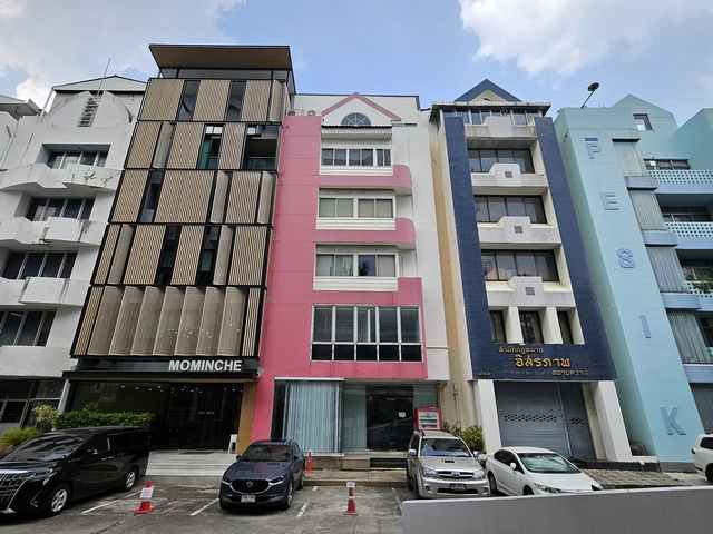 พื้นที่ออฟฟิศให้เช่า ขนาด 100 ตารางเมตร ถนนรัชดาภิเษก สามเสนนอก ห้วยขวาง ว่างชั้น 1,2,5และชั้น6 ใกล้ MRT รัชดาภิเษก เหมาะทำสำนักงาน ค่าเช่า ชั้นละ 40,000 บาท/เดือนอาคารพาณิชย์มือสอง ตั้งอยู่บนถนนรัชดาภิเษก ย่านสามเสนนอก ห้วยขวาง ทำเลธุรกิจ เดินทางสะดวก ใกล้รถไฟฟ้า MRT รัชดาภิเษก เหมาะสำหรับใช้เป็นสำนักงาน หรือกิจการที่ต้องการความสะดวกในการเดินทางและการเข้าถึงลูกค�