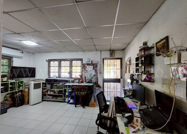 ขายที่ดินเปล่า ทำเลใจกลางเมืองสุพรรณบุรีเนื้อที่ 400 ตารางวา | หน้าแปลงติดถนน | พื้นที่ชุมชนที่ตั้ง ถนนดอนจันทร์ ตำบลรั้วใหญ่ อำเภอเมืองสุพรรณบุรี จังหวัดสุพรรณบุรีพิกัดที่ดิน https://maps.app.goo.gl/sLEp1wbRCg5d2wNK6?g_st=icจุดเด่นที่น่าสนใจที่ดินเปล่าแปลงสวย หน้าแปลงติดถนน เข้าออกสะดวกอยู่ในเขตชุมชน ใจกลางเมืองสุพรรณบุรีเหมาะสำหรับสร้าง บ้านอยู่อาศัย / อพาร์ตเมนต์ / ที่พักให้เช่า