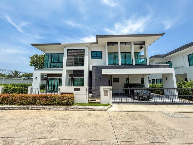 TEL : 092-288 9359 คุณดนิตาLine : https://line.me/ti/p/yxo92dHWP1รายละเอียด :บ้านใหม่ไม่เคยเข้าอยู่ TYPE D : DARLENEเนื้อที่ขนาด 125 ตารางวาพื้นที่ใช้สอยขนาด 421 ตารางเมตร4 ห้องนอน  3 ห้องน้ำ 1 ห้องครัว1 ห้องโถงใหญ่1 ห้องแม่บ้าน 1 ห้องน้ำแม่บ้าน3 ที่จอดรถ บ้านสร้างเสร็จ สิ้นปี 2566หน้าบ้านหันทิศเหนือพิเศษประกันบ้านยังเหลืออีกเกือบ 3 ปีตกแต่งพิเศษด้วยกระเบื้องแผ่นใหญ่ บันไดใช้กระเบื้องอย่างดีเพื่อง่ายต่อการด