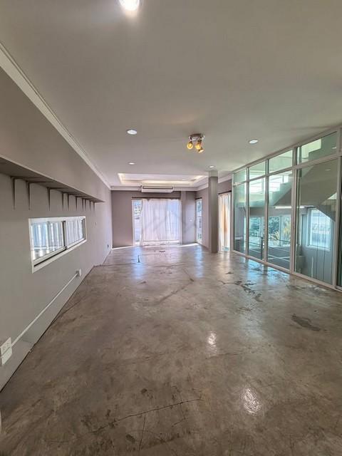 ให้เช่าโฮมออฟฟิศ 3 ชั้น + ดาดฟ้า 750 ตรม. ซอย เพชรบุรี 47 ย่านเพชรบุรี พระราม 9 ใกล้ รพ.กรุงเทพ และ RCA*** ราคาเช่า 79,000 บาท/เดือนติดต่อ คุณช่อผกา โทร 0616198565 LINE 0616198565สำรอง LINE 0812523279 ส่งลิ้งก์ไว้ได้เลยรหัส# T26-081โฮมออฟฟิศ 3 ชั้น + ดาดฟ้า ใจกลางเมือง ย่านเพชรบุรี – พระราม 9 ใกล้ รพ.กรุงเทพ และ RCA• ที่ดิน 55 ตร.วา• พื้นที่ใช้สอยรวมประมาณ 750 ตร.ม.• 5 ห้องนอน• 4 ห้องน้ำ• รองรับที่จอดรถหลายคัน• จดทะเบียนบร