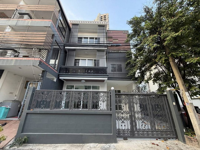 โฮมออฟฟิศ Casa Pacífica Bangkok 5 ห้องนอน  4 ห้องน้ำ 400 ตารางเมตร เพียง100เมตรถึง BTS พระโขนง  สุขุมวิทซอย 46  ที่จอดรถ: 5 คัน (2 คันในบ้าน, 3 คันจอดข้างบ้าน) เช่า: 90,000 บาท ต่อเดือนสัญญาเช่าขั้นต่ำ 1 ปี วางเงินมัดจำ 2 เดือน + ค่าเช่าล่วงหน้า 1 เดือนพร้อมเข้าอยู่ได้ทันที (มีเครื่องซักผ้า เตาประกอบอาหาร ฯลฯ)อนุญาตให้เลี้ยงสัตว์ได้สามารถเช่าพร้อมเฟอร์นิเจอร์ได้1 ห้องนั่งเล่นขนาดใหญ่ แบ่งเป็น 3 �