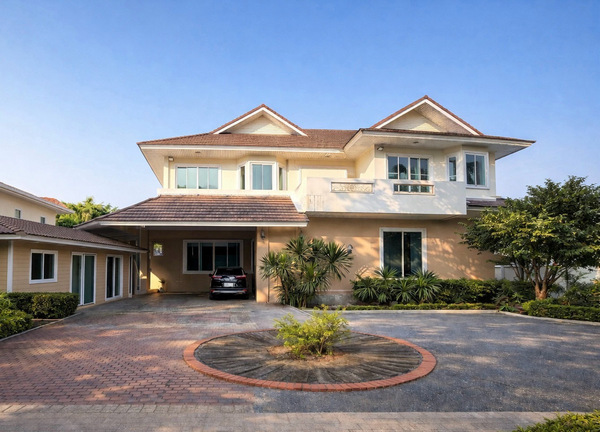 บ้านเดี่ยวหรูในโครงการ แกรนด์รอยัลนิศาชล สาทร-กัลปพฤกษ์ทำเล: โซนกัลปพฤกษ์ | เข้าเมือง–สาทรสะดวก ข้อมูลที่ดิน & ตัวบ้านเนื้อที่ 290.1 ตารางวาพื้นที่ใช้สอยประมาณ 900 ตารางเมตรบ้านเดี่ยวในโครงการ สภาพดีมากบ้านอยู่ ใกล้ส่วนกลาง เดินไปใช้งานสะดวก ฟังก์ชันภายในบ้าน6 ห้องนอนชั้นล่าง 1 ห้องนอน (เหมาะสำหรับผู้สูงอายุ)ชั้นบน 5 ห้องนอนทุกห้องนอนมีห้องน้ำในตัวห้อง Master Bedr