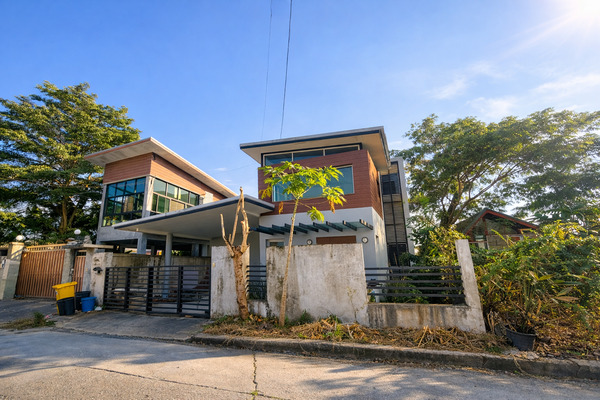 ขายบ้านเดี่ยว พร้อมสระว่ายน้ำส่วนตัว หมู่บ้านชัชฏาวิลล่า | ถนนพุทธมณฑลสาย 3บ้านหลังใหญ่ ฟังก์ชันครบในทำเลดีเหมาะสำหรับคนที่อยากได้ “บ้านพื้นที่เยอะ ราคาไม่แรง”พร้อมนำไปรีโนเวทเพิ่มมูลค่าได้อีกมาก  รายละเอียดตัวบ้านเนื้อที่ 60 ตร.วาพื้นที่ใช้สอยประมาณ 240 ตร.ม.3 ห้องนอน | 3 ห้องน้ำ1 ห้องแม่บ้าน + ห้องน้ำแม่บ้าน แยกเป็นสัดส่วนจอดรถได้ 2 คันสระว่ายน้ำในบ้าน เป็�