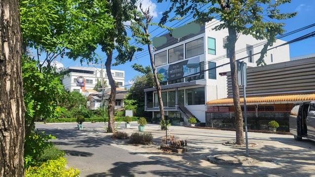 ให้เช่าอาคาร 4 ชั้น ถนนประดิษฐ์มนูธรรม ( เลียบด่วนเอกมัย-รามอินทรา ) เหมาะกับหลายธุกิจราคาเช่า 290,000 บาท / เดือน ( ประกัน 2 เดือน ล่วงหน้า 1 เดือน )ที่ตั้ง ถนนประดิษฐ์มนูธรรม แขวงวังทองหลาง เขตวังทองหลาง กรุงเทพมหานคร 10310ติดต่อ : คุณภัสพงณ์ 0634098164Line : binkem22https://www.facebook.com/profile.php?id=61581484955548เนื้อที่ 150 ตารางวา พื้นที่ใช้สอยประมาณ 1,200 ตารางเมตร จำนวน 4 ชั้น 9 ห้องน้ำ จอดรถประมาณ 15 คันทำเลที่ตั้งอย�