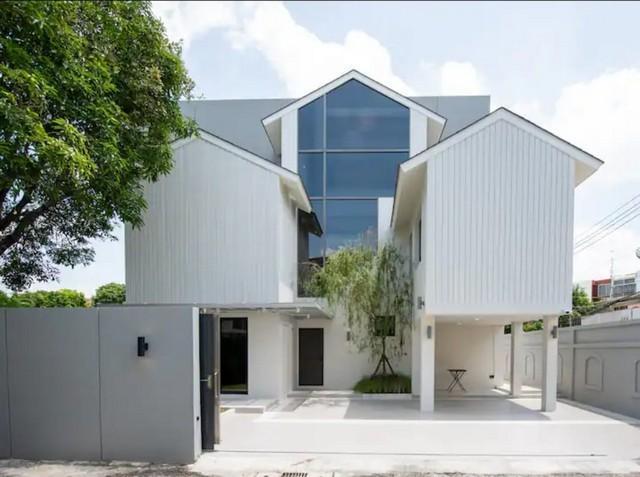 ให้เช่าบ้านเดี่ยว 3 ชั้น 60 ตร.ว. สุขุมวิท 71 ซอยปรีดีพนมยงค์ 14 Modern Style หลังมุมใกล้ BTS พระโขนง พัฒนาการ รามคำแหง เอกมัย ทองหล่อราคาขาย 30,000,000 บาทราคาเช่า 200,000 บาท / เดือน ( สัญญาขั้นต่ำ 1 ปี ประกัน 2 เดือน ล่วงหน้า 1 เดือน )ที่ตั้ง ถนนสุขุมวิท 71 ซอยปรีดีพนมยงค์ 14 แขวงพระโขนงเหนือ เขตวัฒนา กรุงเทพ 10110ติดต่อ : คุณภัสพงณ์ 0634098164Line : binkem22https://www.facebook.com/profile.php?id=61581484955548เนื้อที่ 60 ตารางวา พื้นที่ใช้สอย 300 ตารา