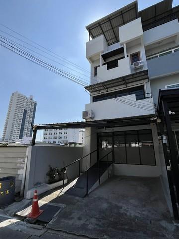 ให้เช่าโฮมออฟฟิศ 4 ชั้น หลังมุม ย่านบางนา อุดมสุข ใกล้เซนทรัลบางนาราคาเช่า 27,000 บาท / เดือน ( ประกัน 2 เดือน ล่วงหน้า 1 เดือน )ที่ตั้ง ถนนบางนา-ตราด ซอยบางนา-ตราด 21 (อุดมสุข 42 ) แขวงบางนา เขตบางนา กรุงเทพมหานครติดต่อ : คุณภัสพงณ์ 0634098164Line : binkem22https://www.facebook.com/profile.php?id=61581484955548เนื้อที่ 22 ตารางวา พื้นที่ใช้สอย 352 ตารางเมตร จำนวน 4 ชั้น 4 ห้องนอน 3 ห้องน้ำ 1 ห้องครัว จอดรถ 1 คัน (จอดในซอยได้อีก)สิ่งอำน