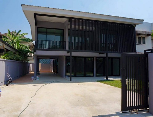 HRE298 ให้เช่าบ้านเดี่ยว2ชั้น โชคชัย4 ขนาด 65 ตรว. ลาดพร้าว ใกล้เลียบด่วน/Central Eastvilleติดต่อ : คุณสราวุฒิ Tel. 0994108945 Line : 0994108945ขนาด 65 ตรว. 260 ตรม. 3 นอน 3 น้ำ จอดรถได้ 8 คัน แอร์ 5 เครื่องเหมาะทำโฮมออฟฟิส เดินทางสะดวก ใกล้แหล่งชุมชน ห้าง ร้านอาหารสถานที่ใกล้เคียง :รร.สตรีวิทย รร.อนุบาลครูเกียว (รร.อนุบาลโชคชัย)/ ตลาดสด สตรีวิทยา 2 The Walk /The Crystal CDC และ Central Eastville /ตลาดนัดหัวมุม/จุดขึ้นลงทางด่วน /BTSโชคชัย4ค่า�