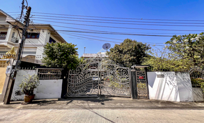 BHL1192บ้านเดี่ยว 2 ชั้น เล่นระดับ บนที่ดิน 160 ตร.ว. พัฒนาการ 39ที่ตั้ง : ถ.พัฒนาการ 39 แยก 1 แขวงสวนหลวง เขตพระโขนง  กรุงเทพมหานครรายละเอียด  - เนื้อที่ 160 ตร.ว. พื้นที่ใช้สอย 300 ตร.ม. - 5 ห้องนอน 3 ห้องน้ำ- มีห้องครัว และห้องแม่บ้านมีห้องน้ำให้ด้วย ซึ่งแยกออกมาจากตัวบ้าน- 6 ที่จอดรถ- มีดาดฟ้า 2 ฝั่ง พร้อมแท้งค์น้ำ- หน้าบ้านหันทิศตะวันออก- โครงสร้างบ้านแข็งแรงมากสถานที่ใกล้เคียง - ใก