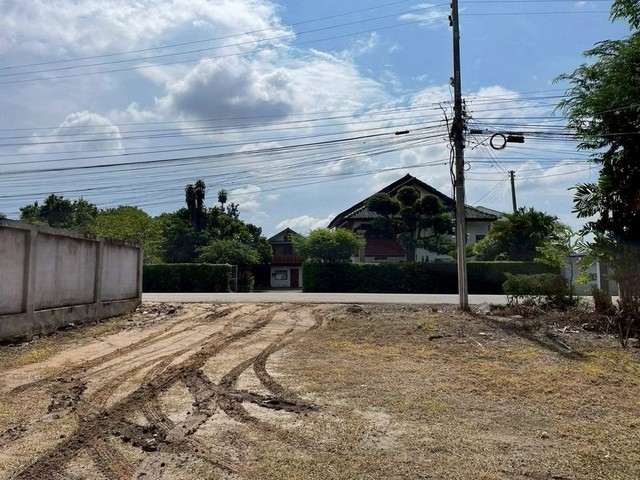 ขายที่ดินบ้านสวน เพียง 1.85 ล้าน 323 ตรว. #โซนสารภี บรรยากาศร่มรื่น ทำเลดี #ติดถนน เดินทางสะดวก พร้อมบ้านพัก และสวนลำไยหลังบ้าน ที่ดินขนาด 323 ตารางวามีบ้านไม้ครึ่งปูน 1 หลังด้านหลังเป็น สวนลำไย บรรยากาศธรรมชาติเหมาะทำบ้านสวน อยู่อาศัย หรือซื้อเก็บลงทุนระยะยาวราคาเพียง 1.85 ล้านบาทตำบลขัวมุง อำเภอสารภี จังหวัดเชียงใหม่สถานที่ใกล้เคียงวัดขัวมุง 500 ม.7-Eleven 700 ม.ตลาดน้ำโ�