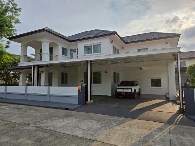 ให้เช่าบ้านพูลวิลล่า 2 ชั้น | เดือนละ 50,000 บาท หรูหรา พื้นที่กว้าง #ติดถนนวงแหวนรอบ3 แยกหลุยส์ ไม่ต้องเข้าซอย ข้างบ้านไม่ติดใคร เป็นส่วนตัวรายละเอียดบ้าน:• เนื้อที่ 170 ตร.วา | พื้นที่ใช้สอยกว่า 500 ตร.ม.• บ้านหันหน้าทิศตะวันออก• 4 ห้องนอน | 5 ห้องน้ำ (มีอ่างอาบน้ำ 2 ห้อง)• ห้องนอนล่าง 1 ห้อง พร้อมห้องน้ำในตัว• ห้องนอนใหญ่มี Walk-in Closet ขนาดใหญ่ + แอร์ในห้องแต่งตัว• ห้องรับแขก 3 ห้อ