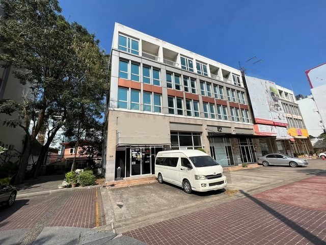 อาคารพาณิชย์ ติดถนนกรุงธนบุรี หน้า BTS วงเวียนใหญ่ สำนักงาน  4 ชั้นครึ่ง หลังมุม  ย่านคลองสาน