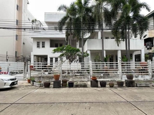 ขายบ้านเดี่ยว 4 ชั้น 120 ตร.วา ในหมู่บ้านทาวน์อินทาวน์ ใกล้เลียบด่วน ใกล้ the scene ทาวน์อินทาวน์*** ราคาขาย  28 ล้านบาทติดต่อ:: ชยา โทร/ID Line:: 0942823961   Link Line:: https://line.me/ti/p/3xFA1An8Kcรหัส# T26-127- บ้านเดี่ยว 4 ชั้น ในหมู่บ้านทาวน์อินทาวน์ ใกล้เลียบด่วน ใกล้ the scene ทาวน์อินทาวน์- เนื้อที่  120 ตร.วา - พื้นที่ใช้สอย 600 ตร.ม- 5 ห้องนอน  6 ห้องน้ำ (รวมห้องแม่บ้านและห้องน้ำแม่บ้าน)- ครัวไทยและครัวฝรั่ง- ห้องซาวน่า- 3 ที่จ�