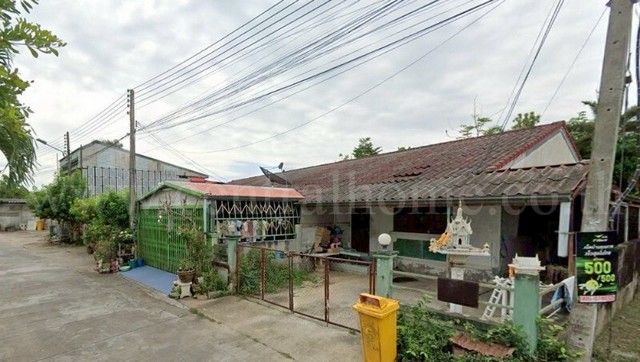 รหัสทรัพย์&nbsp; N0584ทาวน์เฮ้าส์ ชั้นเดียว ตำบลนครสวรรค์ตก อำเภอเมืองนครสวรรค์ หลังริมที่ตั้ง :&nbsp;ตำบลนครสวรรค์ตก&nbsp;อำเภอเมืองนครสวรรค์&nbsp;จังหวัดนครสวรรค์&nbsp;60000รายละเอียดทรัพย์- ทาวน์เฮ้าส์ ชั้นเดียว ขนาดเนื้อที่ 36.20&nbsp;ตารางวา พื้นที่ใช้สอย 120&nbsp;ตารางเมตร- 2&nbsp;ห้องนอน, 1&nbsp;ห้องน้ำ, 1&nbsp;ห้องนั่งเล่น,&nbsp;1&nbsp;จอดรถ- พื้นกระเบื้อง- ขายพร้อมผู้เช่า 2,000 บาท-/เดือน&nbsp;- บ้านหันทิศเหนือส