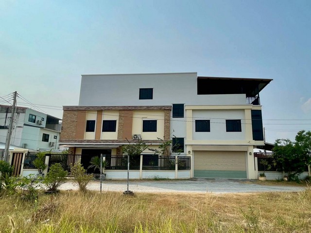 ขายโฮมออฟฟิศ 3 ชั้น (รวมชั้นดาดฟ้า) เนื้อที่ 82 ตารางวา อ.บ้านบึง จ.ชลบุรี ราคา 15,500,000 บาทรหัสTTR 2684-โฮมออฟฟิศ 3 ชั้น (รวมชั้นดาดฟ้า) 4 ห้องนอน 3 ห้องน้ำ- ชั้นล่างมี ออฟฟิศและ 1 ห้องผู้จัดการ 1 ห้องน้ำ 1ห้องทานข้าว 1 ห้องครัว- ชั้น 2 มี 4 ห้องนอน 2 ห้องน้ำ และโซนห้องพระ- ดาดฟ้าชั้น3 มีหลังคาคลุมเต็มพื้นที่กั้นห้อง 1 ห้องโถง 1 ห้องนอน และลานซักล้างปิดรอบด้วยตะแกรงเหล็กกันนก- พื้นที่ใช