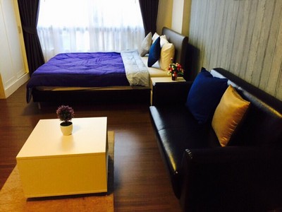 ทำเลโคตรได้ ขายคอนโด บ้านคู่เคียงหัวหิน กลางเมือง ตรงข้ามชายหาด ลงทุนก็ง่าย อยู่เองก็ฟิน .ที่ตั้งโครงการ : โครงการบ้านคู่เคียงหัวหิน (Baan Koo Kiang Hua Hin Condominium)ถนนเพชรเกษม ตำบลหนองแก อำเภอหัวหิน จังหวัดประจวบคีรีขันธ์ 77110 Google Maps: https://maps.app.goo.gl/QXCHn6nbXAoUm5X36 .ภาพรวมทรัพย์ : คอนโดทำเลศักยภาพ ใจกลางเมืองหัวหิน โครงการตั้งอยู่ตรงข้ามชายหาด เหมาะทั้งซื้อพักตากอากาศและลงทุนปล่อยเช่าระยะ�