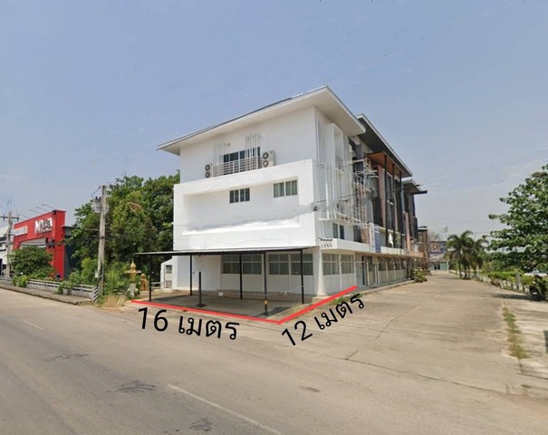  ขายอาคารพาณิชย์ 2 คูหา 4 ชั้น ทำเลทอง ติดถนนสายเอเซีย อ.แม่สอด จ.ตาก ทำเลศักยภาพสูง ติดถนนสายเอเซีย 4 เลน การเดินทางสะดวก ใจกลางเมือง อำเภอแม่สอด จังหวัดตาก เหมาะสำหรับลงทุนทำธุรกิจ ร้านค้า ออฟฟิศ หรือปล่อยเช่า รายละเอียดทรัพย์ : •อาคารพาณิชย์ 2 คูหา 4 ชั้น •เนื้อที่ 28.7 ตร.วา พื้นที่ดิน : สีชมพู •พื้นที่ใช้สอย 112 ตร.ม. •เป็นห้องหัวมุม พร้อมพื้นที่ลานโล่งด้านข้าง (สาม�