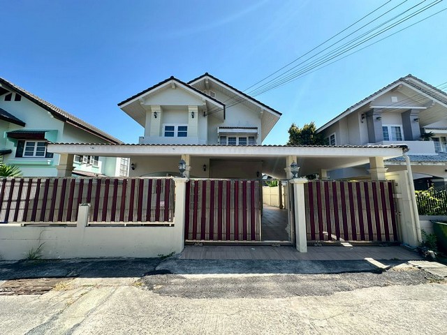 TEL:088-559 5199 คุณเอLine:https://line.me/ti/p/C0eGe0whLXให้เช่าบ้านเดี่ยวรีโนเวทใหม่ พร้อมเข้าอยู่ในโครงการ ลัดดาเฮ้าส์ ศรีราชาราคา 25,000 บาทต่อเดือน(ต่อรองได้)มัดจำ 2 เดือน+ล่วงหน้า 1 เดือนสัญญาขั้นต่ำ 1 ปีพื้นที่ใช้สอย 220 ตารางเมตรเนื้อที่ 58 ตารางวา3 ห้องนอน 2 ห้องน้ำจอดรถในบ้าน 4 คัน- รอบบ้านปูกระเบื้องไว้ทั้งหมด ดูแลง่าย- ห้องครัวแยกโซน กันกลิ่นได้ดี- มีโซฟาชนาดใหญ่ให้- ยังมีชุดเตียงพร้อมที