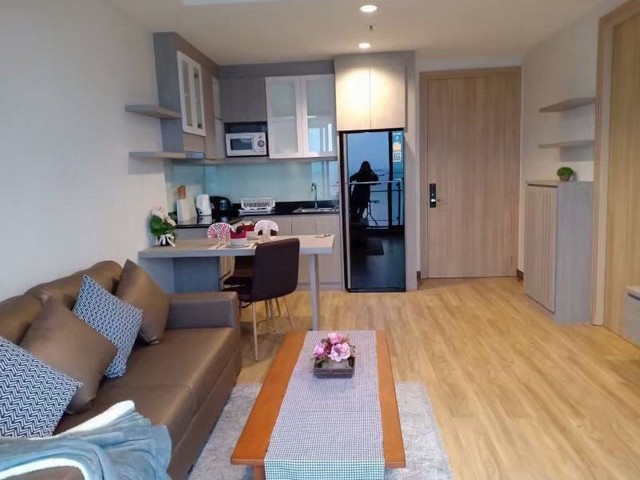 TEL:088-559 5199 คุณเอLine:https://line.me/ti/p/C0eGe0whLXเปิดประสบการณ์การอยู่อาศัยระดับพรีเมียม ใจกลางศรีราชาให้เช่า คอนโดลัดดาพลัส ศรีราชา – ชั้น 19 วิวทะเลสุดสายตาค่าเช่าเพียง 25,000 บาท / เดือนมัดจำ 2 เดือน - ล่วงหน้า 1 เดือนชั้น 19 วิวทะเลพื้นที่ 48.19 ตร.ม.1 ห้องนอน 1 ห้องน้ำเฟอร์นิเจอร์บิ้วอินครบ พร้อมเข้าอยู่ทันทีสิ่งอำนวยความสะดวกครบครัน- สระว่ายน้ำ & ฟิตเนส- ระบบรักษาความปลอดภัย รปภ. 24 ชม.- ทำเล