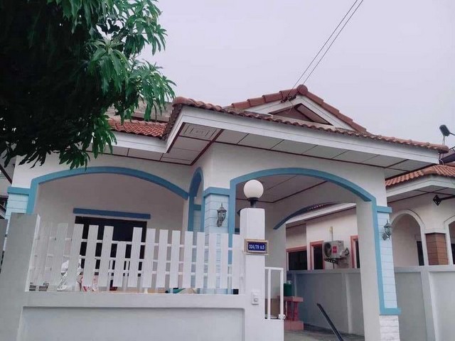 TEL:088-559 5199 คุณเอLine:https://line.me/ti/p/C0eGe0whLXขายบ้านแฝด/บ้านเดี่ยว หมู่บ้านในฝัน 9 แหลมฉบังทำเลดี ใกล้เครือสหพัฒน์ แหลมฉบังหมู่บ้านเงียบสงบ น่าอยู่ ปลอดภัย ไม่มีค่าส่วนกลางราคาพิเศษ 2,000,000 บาทลดจากเดิม 2.19 ล้านบาทรายละเอียดตัวบ้าน2 ห้องนอน 1 ห้องน้ำ1 ห้องครัวมีพื้นที่เดินรอบบ้าน โปร่ง โล่งจอดรถในบ้านได้ 1 คันหน้าบ้านจอดรถได้อีก 1 คันของแถมฟรี เฟอร์นิเจอร์ตามภาพ- แอร์ 2 เครื่อง- เตีย