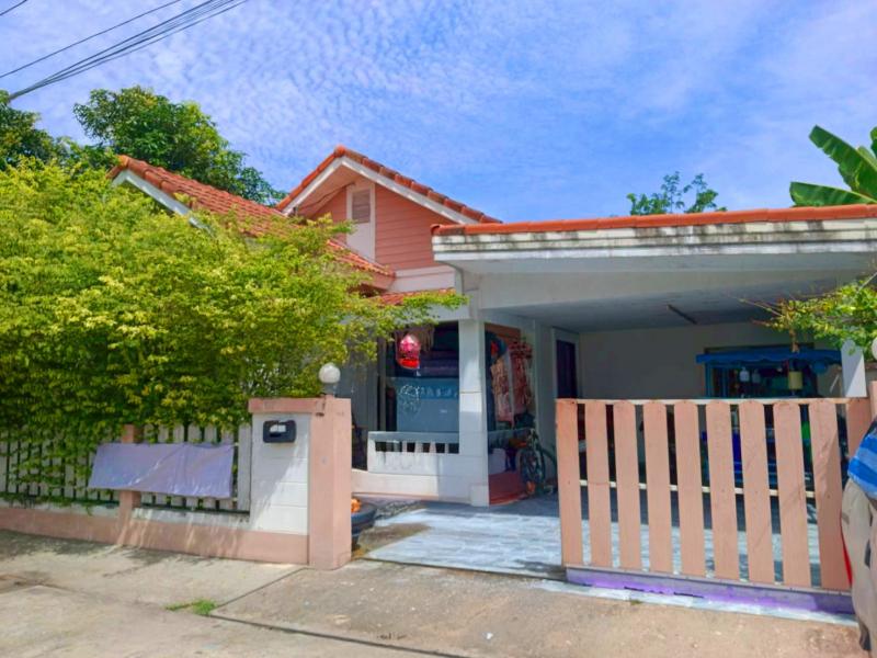    ขาย บ้านเดี่ยว โครงการ บ้านอยู่สบาย ถนน ศุขประยูร  ถนน ศุขประยูร ต.หนองกะขะ อ.พานทอง จ.ชลบุรี  ราคา  2,295,000  บาท ‼️ต่อรองราคาได้เยอะมาก สนใจติดต่อเลย ‼️  รายละเอียดบ้าน ▸ เนื้อที่ 72 ตร.ว. ▸ 3 ห้องนอน 2 ห้องน้ำ  ▸ 1 ที่จอดรถ   สถานที่ใกล้เคียง   ▸ โรงพยาบาลวิภาราม อมตะนคร ▸ นิคมอุตสาหกรรมอมตะนคร  ▸ วิทยาลัยเทคโนโลยีภาคตะวันออก  รหัสทรัพย์ (Code ID)  : PJ-26-JK 3278167   สอบถามเพิ่มเติม / นัดชม โทร