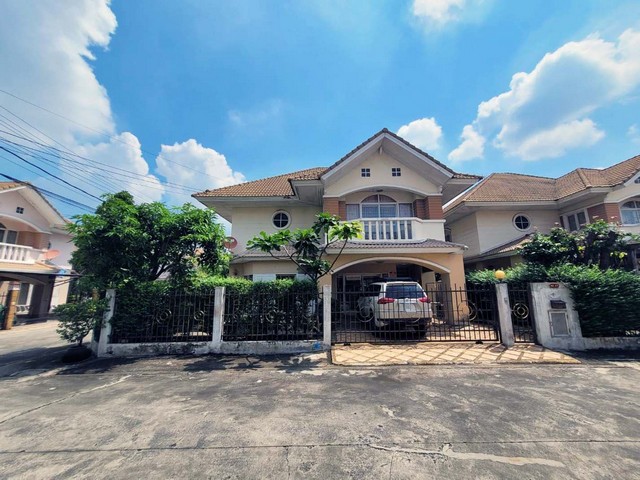  รหัสทรัพย์ (Code ID) :  PTT-26-B13539  ราคา   6,380,000 บาท (ราคาต่อรองได้) ▸ เนื้อที่   61 ตร.ว  พื้นที่ใช้สอย 240 ตารางเมตร   ▸ - ห้องนอน - ห้องน้ำ    ▸ 1 ที่จอดรถ   บ้านเดี่ยวหันไปทางทิศ   พิกัดทรัพย์ :  https://maps.app.goo.gl/J3BPxZCdoWdkHCYA7  สถานที่ใกล้เคียง ▸ใกล้เซ็นทรัล เวสต์เกต ▸ใกล้ตลาดนัดแสงจันทร์ถาวร (บางใหญ่-แก้วอิน) ▸ใกล้โลตัสพลัสมอลล์บางใหญ่ ▸ใกล้โรงพยาบาลบางใหญ่  สอบถามเพิ่มเติม / นัดชม โทร. 097-419-5982(พลอย) โทร. 096-932-4624(อ