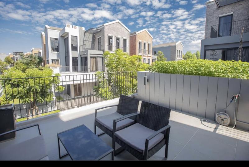 Artale Ekkamai-Ramintra (อาร์เทล เอกมัย-รามอินทรา)✅ เช่าเพียง : 180,000 บาท/เดือนรับชาวต่างชาติ▪️บ้านเดี่ยว 3 ชั้น ▪️เนื้อที่ดิน 55 ตร.ว พื้นที่ใช้สอย 390 ตร.ม.▪️4 ห้องนอน 6 ห้องน้ำ  ห้องนั่งเล่น 1 ห้องครัวบิ้วอิน ▪️ห้องแม่บ้าน + ห้องน้ำแม่บ้าน 1 ห้อง▪️จอดรถได้ 3 คัน▪️ทางทิศเหนือ- เฟอร์นิเจอร์ + เครื่องใช้ไฟฟ้า (TV 3 เครื่อง , ตู้เย็น , เตาไฟฟ้า , เตาอบ , ไมโครเวฟ)- แอร์ 10 เครื่อง (ทั้งหลัง)- ผ้าม่านทั้งห�