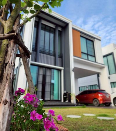 ขาย 8.8 ล้านบาท*พูลวิลล่าส่วนตัว (ย่านหางดง) พร้อมดำเนินกิจการต่อทันทีซื้อแล้วมีรายได้ทันที พร้อมทีมบริหารจัดการ Airbnb.• พูลวิลล่า 2 ชั้น หลังมุม• 4 ห้องนอน | 4 ห้องน้ำ• ที่ดิน 83 ตารางวา• พื้นที่ใช้สอยประมาณ 240 ตร.ม.• บ้านอายุเพียง 2 ปี• หันทิศเหนือ• ห้องนอนด้านหน้ามี วิวดอย• สระว่ายน้ำระบบเกลือ 3 × 7 เมตร• มี อ่างจากุซซี่• เฟอร์นิเจอร์ + อุปกรณ์ ครบทั้งหลังโอนแล้ว เปิดรับ�