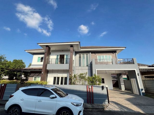 บ้านหรูหลังใหญ่ ให้เช่า 50,000 บาท/เดือน ขาย 7.8 ล้าน #แสนสราญ2 (Mod Chic) #หางดง บ้านไซส์ L พื้นที่กว้าง #หัวมุม อยู่สบาย เป็นส่วนตัว พร้อมเฟอร์บิ้วอินทั้งหลัง #รับสัตว์เลี้ยงรายละเอียดบ้านขนาดที่ดิน 135 ตารางวาพื้นที่ใช้สอย 308 ตารางเมตร5 ห้องนอน5 ห้องน้ำ1 ห้องทำงาน1 ห้องครัว2 ห้องนั่งเล่น (ชั้นล่าง & ชั้นบน)เฟอร์นิเจอร์ Built-in ทั้งหลังจอดรถ 2 คันประตูรีโมทเช่า 50,000 บาท / เดือนขาย 7.8 ล้า�