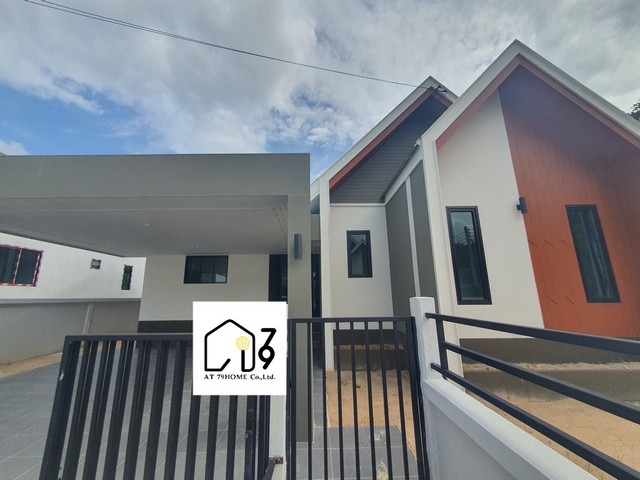 ให้เช่าบ้านเดี่ยวชั้นเดียว ใกล้สวนสุภัทราแลนด์ หนองละลอก บ้านค่าย ระยอง พร้อมเฟอร์นิเจอร์ครบ  ราคาเช่า 17,000/เดือน สัญญา1ปีประกัน2เดือน+ค่าเช่า1เดือน 68 ตร.ว.3 ห้องนอน2 ห้องน้ำ1 ห้องโถง1 ห้องครัว 2 ที่จอดรถ  เฟอร์นิเจอร์และเครื่องใช้ไฟฟ้า 1 ห้องโถง | 1 ห้องรับแขก แอร์ห้องนอน 3 ตัว + ห้องโถง/ห้องนั่งเล่น 2 ตัว พร้อมเฟอร์นิเจอร์ เตียง / ตู้เสื้อผ้า / เครื่องทำน้ำอุ่น/โต๊ะทานข้