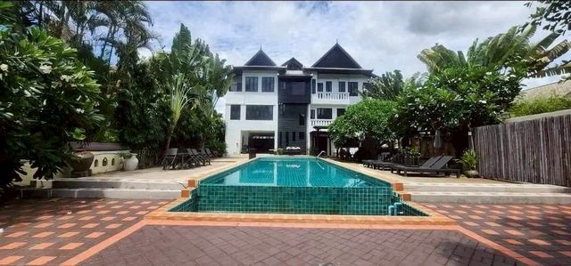 บ้านหรู #ติดแม่น้ำปิง โซนป่าแดด อ.เมืองเชียงใหม่ พร้อมสระว่ายน้ำขนาดใหญ่อยู่เองก็ได้ | ทำคาเฟ่ก็ดี | บ้านพักรายวันก็ปังบ้านให้เช่าริมแม่น้ำปิง บรรยากาศสวย สงบ เป็นส่วนตัวมาพร้อมบ้านพัก 2 หลัง + อาคาร 3 ชั้น ดีไซน์ #สไตล์ล้านนา โดดเด่นไม่เหมือนใครรายละเอียดทรัพย์อาคาร 3 ชั้น 1 หลัง▪️ 9 ห้องนอน | 9 ห้องน้ำบ้านพักชั้นเดียว 1 หลัง▪️ 3 ห้องนอน | 2 ห้องน้ำ▪️ 1 ห้องครัว | 1 ห้อง