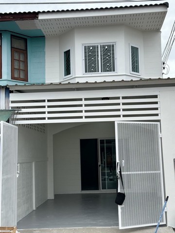 ขายทาวเฮ้าส์  2 ชั้นหลังมุมหมู่บ้านบัวหลวง ซอยกาญจนวิถี 16 รีโนเวทใหม่ ขนาดที่ดิน 17 ตรว.พื้นที่ใช้สอย 116 ตรม. 2 ห้องนอน 2 ห้องน้ำ 1 ที่จอดรถ รีโนเวทใหม่ทั้งหลังล่าสุด เมื่อ พ.ค 67ใกล้ดูโฮม เมกาโฮม ถนนกาญจนวิถี ถนนโครงการกว้างประมาณ 8 เมตรต.บางกุ้ง อ.เมือง สุราษฎร์ธานีราคาขาย 1.59 ล้านบาท สนใจติดต่อโทร คุณเล้กเก้ 0614978000