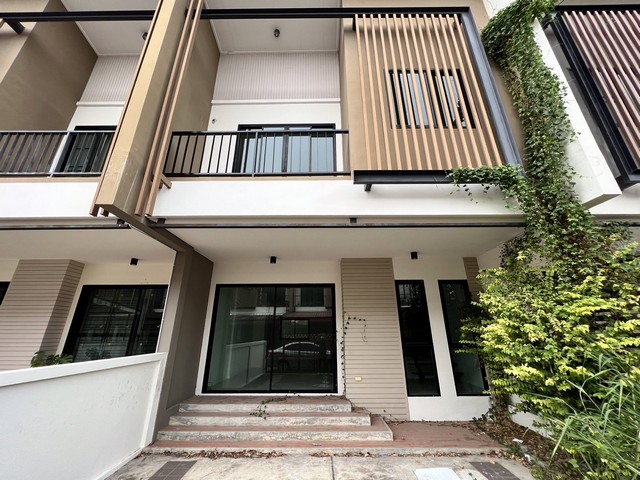    ขาย ทาวน์โฮม โครงการ สวนเสือ ปาล์มฮิลล์     ซอย 6 ถนน ศรีราชา-หนองค้อ ต.สุรศักดิ์ อ.ศรีราชา จ.ชลบุรี  ราคา 2,340,000  บาท (ต่อรองราคาได้เยอะมาก สนใจติดต่อเลย)  รายละเอียดบ้าน - เนื้อที่ 28.3 ตร.ว. -  3 ห้องนอน 3 ห้องน้ำ  -  1 ที่จอดรถ  พิกัดบ้าน : https://maps.app.goo.gl/Mm3b1Dmfp1eEE5UK7  สถานที่ใกล้เคียง   - โรงเรียนอัสสัมชัญศรีราชา - โฮม โปร - เจ พาร์ค  รหัสทรัพย์ (Code ID)  : PJ-26-CIMB 0503   สอบถามเพิ่มเติม / นัดชม โทร. 096-932-4624(ออมสิน) โทร.