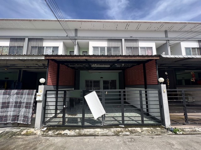    ขาย ทาวน์โฮม โครงการ UJ Townhome   ซอย บ้านหัวโพรง 3 ถนน ถนนอ่างศิลา ต.เสม็ด เมืองชลบุรี จ.ชลบุรี  ราคา 1,980,000  บาท (ต่อรองราคาได้เยอะมาก สนใจติดต่อเลย)  รายละเอียดบ้าน - เนื้อที่ 21 ตร.ว. -  2 ห้องนอน 2 ห้องน้ำ   -  1 ที่จอดรถ   สถานที่ใกล้เคียง - บิ๊กซี ชลบุรี - โรงพยาบาลเอกชล 2 - วิทยาลัยเทคโนโลยีชลบุรี  รหัสทรัพย์ (Code ID)  : PJ-26-AJ 1119   สอบถามเพิ่มเติม / นัดชม โทร. 096-932-4624(ออมสิน) โทร. 097-419-5982(พลอย) Line : @panaya (มี@ด้าน