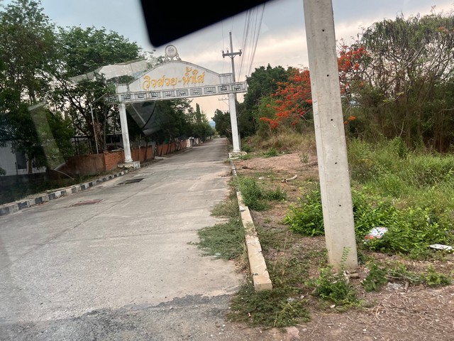 ที่ดินโฉนดริมน้ำ ถมแล้ว พร้อมปลูกบ้าน ไฟฟ้า น้ำพร้อมใช้งาน ขนาด 256 ตรว. มีต้นมะม่วง 20 กว่าต้นออกลูกแล้ว  อยู่ภายในโครงการวิวสวย น้ำใส  ตำบลสันกลาง อำเภอสันป่าตอง จังหวดเชียงใหม่ มีเพื่อนบ้านหลายหลัง ห่างจากสนามบินเชียงใหม่  19 กม.  รพ.หางดง 6 กม. อยู่ตรงข้ามโครงการ @ดรีมวัลเลย์  ขาย ตรว.ละ 7500 บาท  ผู้ขายรับผิดชอบค่าโอนทั้งหมดติดต่อ คุณเล็ก 092-2627105