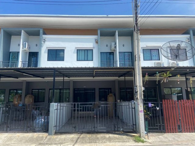    ขาย ทาวน์โฮม โครงการเดอะ ลีฟวิ่ง บึง-ศรีราชา  สะดวกสบายทุกการเดินทาง  ต.บึง อ.ศรีราชา จ.ชลบุรี  ราคา  1,750,000  บาท (ต่อรองราคาได้เยอะมาก สนใจติดต่อเลย)  รายละเอียดบ้าน - เนื้อที่ 16.1 ตร.ว. - 2 ห้องนอน 2 ห้องน้ำ  - 1 ที่จอดรถ   สถานที่ใกล้เคียง   - โรงเรียนบ้านบึง - วัดบึงราชาวาส  รหัสทรัพย์ (Code ID)  : PJ-26-JK3 6685059   สอบถามเพิ่มเติม / นัดชม โทร. 096-932-4624(ออมสิน) โทร. 097-419-5982(พลอย) Line : @panaya (มี@ด้านหน้า)  ปรึกษาสินเ�