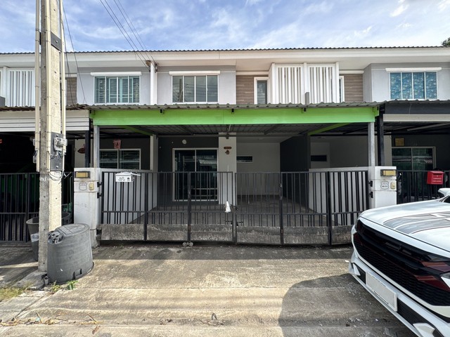    ขาย ทาวน์โฮม โครงการ พฤกษาวิลล์ 86/1 ศรีราชา-บ่อวิน ใกล้ โรบินสัน ศรีราชา  ต.บ่อวิน อ.ศรีราชา จ.ชลบุรี  ราคา 1,575,000  บาท (ต่อรองราคาได้เยอะมาก สนใจติดต่อเลย)  รายละเอียดบ้าน - เนื้อที่ 18.7 ตร.ว. -  3 ห้องนอน 2 ห้องน้ำ  -  1 ที่จอดรถ  พิกัดบ้าน : https://maps.app.goo.gl/oAx3T157WLpWz7bF7  สถานที่ใกล้เคียง   - โรงพยาบาลปิยะเวชช์ บ่อวิน - โรบินสันไลฟ์สไตล์ บ่อวิน - โลตัส บ่อวิน - แม็คโคร บ่อวิน  รหัสทรัพย์ (Code ID)  : PJ-26-JK 5723086   ส�