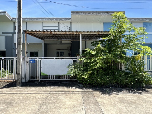    ขาย ทาวน์โฮม โครงการ ไลโอ ไฟร์ม ศรีราชา - บ่อวิน   ซอย เขาขยาย ถนน อ่าวอุดม - ปากร่วม ต.บ่อวิน อ.ศรีราชา จ.ชลบุรี  ราคา 1,206,000 บาท (ต่อรองราคาได้เยอะมาก สนใจติดต่อเลย)  รายละเอียดบ้าน - เนื้อที่ 22.5 ตร.ว.  สถานที่ใกล้เคียง   - โรงพยาบาล ปิยะเวชช์ บ่อวิน - โรงเรียนมารีวิทย์ บ่อวิน - เทสโก้ โลตัส บ่อวิน   รหัสทรัพย์ (Code ID)  : PJ-26-JK 5477428   สอบถามเพิ่มเติม / นัดชม โทร. 096-932-4624(ออมสิน) โทร. 097-419-5982(พลอย) Line : @p