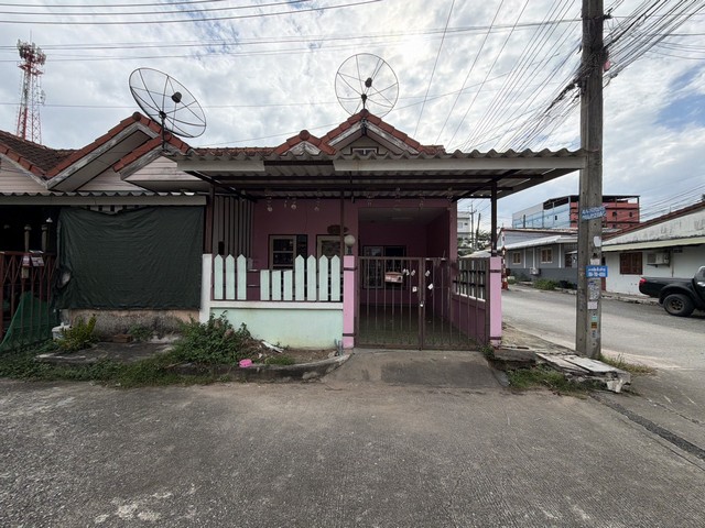    ขาย ทาวน์โฮม โครงการ ชัยรุ่งเรือง     ต.บ่อวิน อ.ศรีราชา จ.ชลบุรี  ราคา 1,125,000  บาท (ต่อรองราคาได้เยอะมาก สนใจติดต่อเลย)  รายละเอียดบ้าน - เนื้อที่ 17.8 ตร.ว. -  2 ห้องนอน 1 ห้องน้ำ   -  1 ที่จอดรถ   สถานที่ใกล้เคียง   - แม็คโคร บ่อวิน - ตลาดนัดค้าดี บ่อวิน - โรงพยาบาลส่งเสริมสุขภาพตำบลบ้านห้วยปราบ  รหัสทรัพย์ (Code ID)  : PJ-26-JK2 6225718   สอบถามเพิ่มเติม / นัดชม โทร. 096-932-4624(ออมสิน) โทร. 097-419-5982(พลอย) Line : @panaya (มี@ด้า�