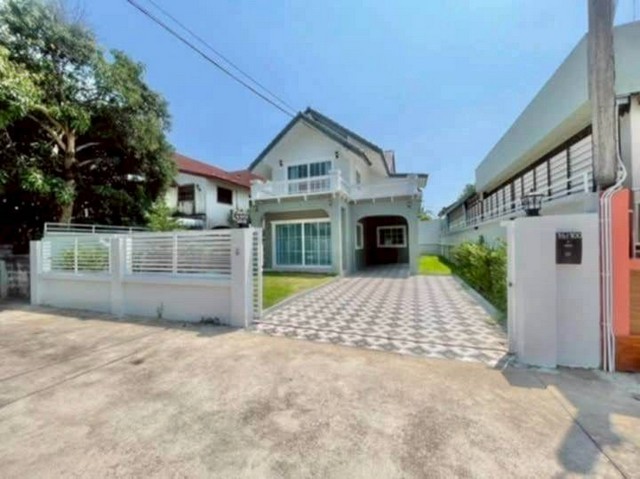 TEL : 092-288 9359 คุณดนิตาLine : https://line.me/ti/p/yxo92dHWP1รายละเอียด : บ้านเดี่ยว 2 ชั้น  เนื้อที่60 ตรว.4 ห้องนอน 3 ห้องน้ำ1 ห้องครัว พร้อมเฟอร์ทั้งหลังมาพร้อมกับที่จอดรถในบ้านถึง 3 คันใกล้สุขุมวิทเพียงแค่ 200 เมตร ใกล้สถานีตำรวจใกล้แยกกระทิงลายราคาขาย 5 ล้านบาทค่าโอนกรรมสิทธิ์ ณ กรมที่ดิน 50/50  F-A15 (207)