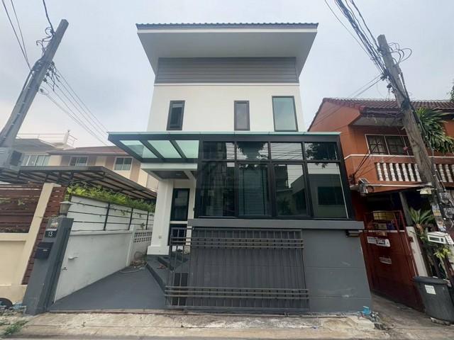 ให้เช่าบ้านเดี่ยว 2 ชั้น 4 ห้องนอน ซอยโชคชัย 4 ซอย 39 (เจ้าแม่กวนอิม) ใกล้ MRT โชคชัย 4ติดต่อ:: ชยา โทร/ID Line:: 0942823961Link Line:: https://line.me/ti/p/3xFA1An8Kcรหัส# T26-105บ้านเดี่ยว 2 ชั้น ซอยโชคชัย 4 ซอย 39 (เจ้าแม่กวนอิม)เนื้อที่ 44 ตรว.พื้นที่ใช้สอย 250 ตรม.4 ห้องนอน3 ห้องน้ำ2 ห้องนั่งเล่น1 ครัวพื้นที่ว่างหลังบ้านจอดรถหน้าบ้าน 1 คันใกล้เคียง::ใกล้ MRT โชคชัย 4รพ.เปาโลโชคชัย 4*** ราคาเช่า 25,000 บาท/เดือน มัดจำ 2 เดือน ล่วงหน้า 1 เ