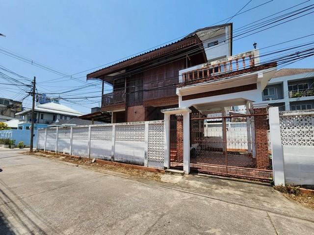 ให้เช่าบ้านเดี่ยว 2 ชั้นหลังมุม 75 ตรว. ซอยลาดพร้าว 35 เชื่อมต่อรัชดา บ้านครึ่งตึกครึ่งไม้ สไตล์วินเทจ *** อยู่อาศัย, ทำ office หรือ Air bnb ได้ติดต่อ:: ชยา โทร/ID Line:: 0942823961Link Line:: https://line.me/ti/p/3xFA1An8Kcรหัส# T26-101บ้านเดี่ยว 2 ชั้นหลังมุม ซอยลาดพร้าว 35 เชื่อมต่อรัชดา 32บ้านครึ่งตึกครึ่งไม้ สไตล์วินเทจเนื้อที่ 75 ตารางวา3 ห้องนอน 2 ห้องน้ำรายละเอียด::ชั้นบนมี 2 ห้องนอน 1 ห้องน้ำชั้นล่าง 1 ห้องนอน 1 ห้องครัว 1 