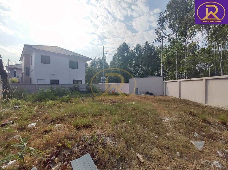 สนใจทรัพย์นี้ติดต่อ  =>> คุณเอ็ม  085-871-3787    =>> Line Id :  0858713787=>> คุณนุ้ย 083-197-9826      =>> Line Id :  living-dLVD-O0119(2) : ขายที่ดินเปล่าขนาด 72.9 ตร.วา ในโครงการหมู่บ้านภูริ ต.บ้านสวน อ.เมือง จ.ชลบุรี#ที่ดินปรับถมแล้ว พร้อมปลูกสร้างบ้าน   จุดเด่น:• ที่ดินอยู่ในตัวเมืองชลบุรี ในโครงการหมู่บ้านจัดสรร• ใกล้ถนนสายหลักบายพาส-ชลบุรี, สุขุมวิท และมอเตอร์เวย์สถานที่ใกล้เคียง•เซนทรัลชลบุรี, โลตัส, Big C, Homepro, Ind