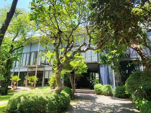 ขายบ้าน กึ่งออฟฟิต 2 ชั้น ขนาดใหญ่ พื้นที่ใช้สอย 1,540 ตารางเมตร บนพื้นที่ดิน 2-1-51 ไร่บนเส้นถนน พรานนก กาญจนภิเษก พุทธมลฑลสาย 4 ซอย บางเชือกหนัง 11อาคาร 1 หลัง 2 ชั้น แบ่งเป็นห้อง จำนวน 5-6 ห้อง มี studio ขนาดใหญ่ 2 ชั้นอีกหนึ่งอาคาร สามารถปรับเป็นบ้าน หรือร้านอาหาร Cafe แนวๆ หรือออฟฟิต โกดังทันสมัยสวนสวยออกแบบโดย landscape designer มีบ่อน้ำขนาดกลาง ห้องทุกห้องเห็นสวน ที่จอดรถมากกว่า 20 คัน�