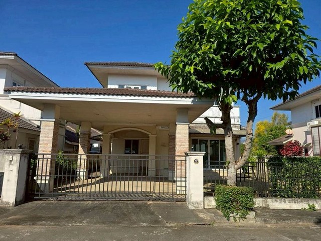 ขายเพียง 4.9 ล้าน #เอ็มเพอร์เร่อร์1 #แม่เหียะ บ้านเดี่ยว 2 ชั้น ในโครงการคุณภาพ ใกล้เมือง #ใกล้สนามบิน เดินทางสะดวกสุดๆ โอกาสทองสำหรับคนอยากมีบ้านทำเลดี หรือสายลงทุนห้ามพลาด! รายละเอียดบ้านที่ดิน 67.5 ตารางวาพื้นที่ใช้สอยประมาณ 130 ตารางเมตร3 ห้องนอน | 2 ห้องน้ำ1 ห้องนั่งเล่น | 1 ห้องครัวมีสวนรอบบ้าน#บ้านสภาพเดิม เหมาะมากสำหรับ คนที่อยากซื้ออยู่อาศัยแล้วรีโนเวทตามส�