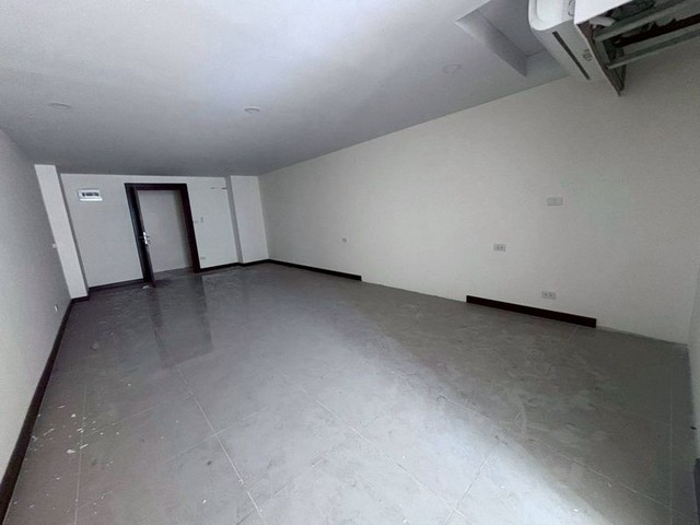 ขาย 2.39 ล้าน (ห้องเปล่า) #Hillside4 52.95 ตรม. #โซนนิมมาน ใจกลางเมืองเชียงใหม่ ห้องขนาดใหญ่ กว้าง โปร่ง แปลนดี เหมาะทั้งซื้ออยู่เอง รีโนเวท หรือทำลงทุนปล่อยเช่า ใกล้ถนนนิมมานเหมินทร์ / เมญ่า / มช. รายละเอียดห้องชั้น 3ขนาด 52.95 ตร.ม.*ห้องเปล่า (ตกแต่งได้ตามสไตล์ที่ต้องการ) สิ่งอำนวยความสะดวกภายในโครงการที่จอดรถกว้างขวางสระว่ายน้ำฟิตเนสระบบรักษาความปลอดภัย 24 ชม.รปภ. + กล้อง CCTVลิ�