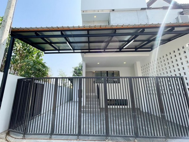 ให้เช่า 20,000 บาท/เดือน ขาย 2.39 ล้าน #โซนป่าแดด  ทาวน์โฮม 5 ชั้น มีพื้นที่ข้างบ้านเหลือๆ ตกแต่งสวย #สไตล์โมเดิร์น #ซื้ออยู่เองหรือปล่อยเช่าได้ #เหมาะสำหรับอยู่อาศัย หรือ #โฮมออฟฟิศ #ใกล้เซ็นทรัลแอร์พอร์ต #ใกล้สนามบิน 5 นาที   ที่ดิน 34 ตรว.พื้นที่ใช้สอย 200 ตรม.3 ห้องนอน 3 ห้องน้ำ  ห้องนั่งเล่น ห้องครัว  ห้องใต้ดิน ห้องเก็บของ  ที่จอดรถ 2 คันสิ่งอำนวยความสะดวกเข้าออกสะดวก #ติดถ