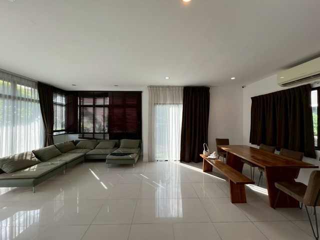 RHT2480ให้เช่าบ้านเดี่ยวโครงการ เอโทล จาวา เบย์ บางนา – สุวรรณภูมิ ATOLL JAVA BAY ถนนกิ่งแก้ว ซอย19ใกล้  มหาวิทยาลัยอัสสัมชันบางนาเนื้อที่ 72.3 ตร.วา ภายในตัวบ้าน 130 ตร.ม.  3 ห้องนอน 3 ห้องน้ำ 2 ที่จอดรถสนใจติดต่อคุณเจี๊ยบ 092-851-6969Line:keti2522ราคาเช่า 50,000 บาท /เดือน (รวมค่าส่วนกลางแล้ว) 19 ตำบลราชาเทวะ อำเภอบางพลี สมุทรปราการ 10540- บัาน 2 ชั้น- ห้องโถง & ห้องรับแขก- ติดแอร์ทุกห้อง - บิ้วอิน ครัว - บิ้วอิน