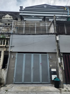 HL#27412 (L084923)บ้านใกล้เมือง งบไม่ถึง 3 ล้าน หาไม่ได้ง่ายๆแต่หลังนี้มีจริง — และ ขายด่วน!  ทาวน์เฮ้าส์ 3 ชั้น บ้านนอกโครงการซอยประชาอุทิศ 91 แขวงทุ่งครุ เขตราษฎร์บูรณะไม่มีค่าส่วนกลางระยะยาว พร้อมอยู่จริง ประหยัดจริง✔ พื้นที่ใช้สอยกว่า 135+ ตร.ม.✔ 2 ห้องนอน | 3 ห้องน้ำ | ครัวพร้อมใช้✔ ต่อเติมที่จอดรถหน้าบ้าน✔ ถนนหน้าบ้านกว้าง 8 ม. เข้าออกง่าย✔ ทำเลเชื่อม สาทร – สุขสวัสดิ์ – พร