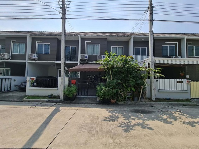  รหัสทรัพย์ (Code ID) :  PTT-26-B13072  ราคา   2,000,000 บาท (ราคาต่อรองได้) ▸ เนื้อที่   19.20 ตร.ว พื้นที่ใช้สอย 107 ตารางเมตร   ▸ - ห้องนอน - ห้องน้ำ    ▸ 1 ที่จอดรถ   ทาวน์เฮ้าส์หันไปทางทิศ   พิกัดทรัพย์ :  https://maps.app.goo.gl/mbMuALxcLqyGJjAR6  สถานที่ใกล้เคียง ▸ใกล้บิ๊กซี ซูเปอร์เซ็นเตอร์ ไทรน้อย ▸ใกล้ตลาดน้ำไทรน้อย ▸ใกล้ตลาดพิมลราชา ▸ใกล้องค์การบริหารส่วนตำบลไทรน้อย  สอบถามเพิ่มเติม / นัดชม โทร. 097-419-5982(พลอย) โทร. 096-932-4624(ออมส�